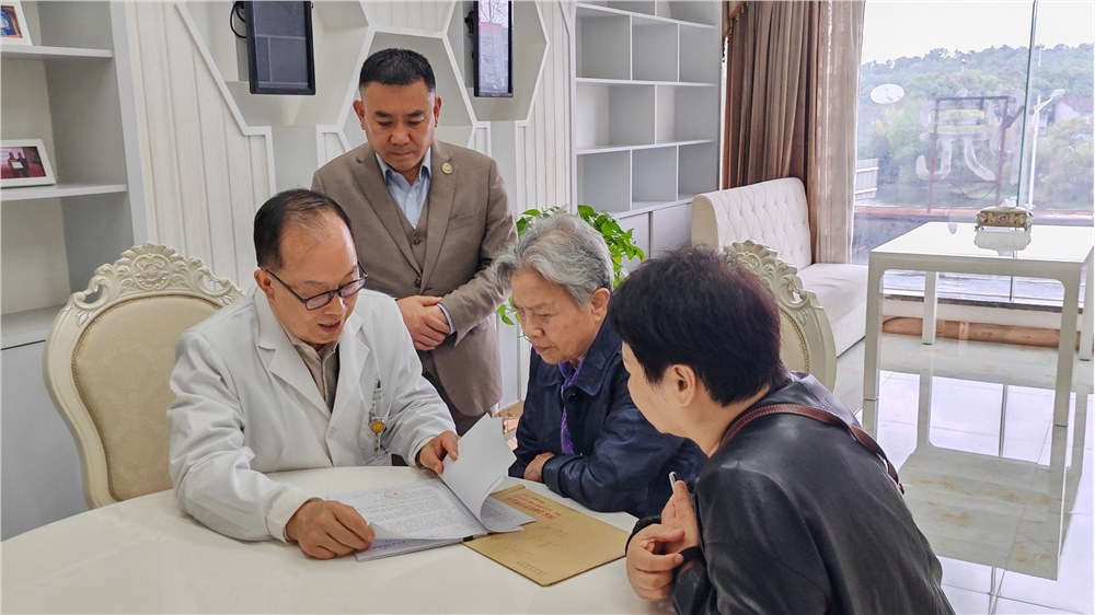 楷恩医院首席健康顾问何界生莅临医院检查健康管理落实情况